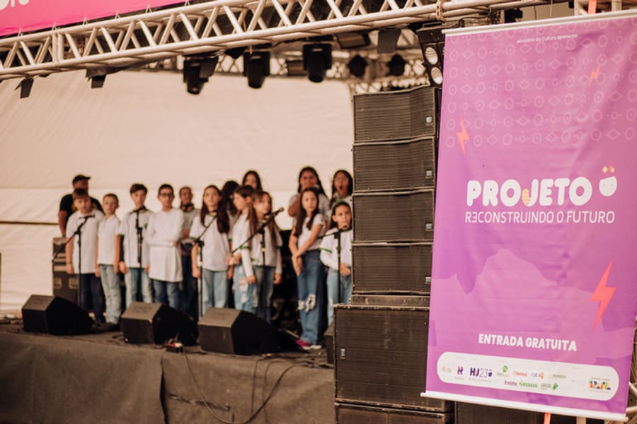 Apresentação cultural de jovens no HJ Conference 2023