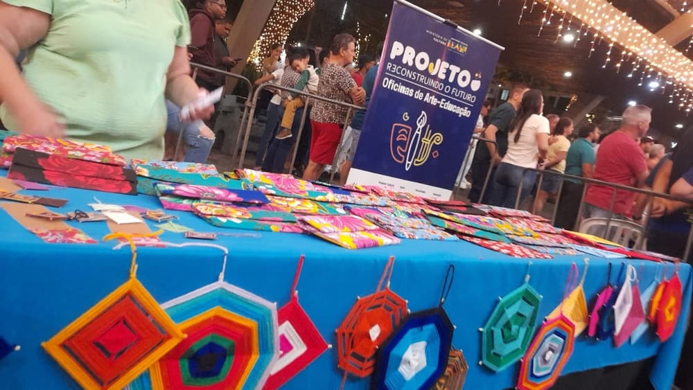 Exposição de artesanato do Reconstruindo o Futuro