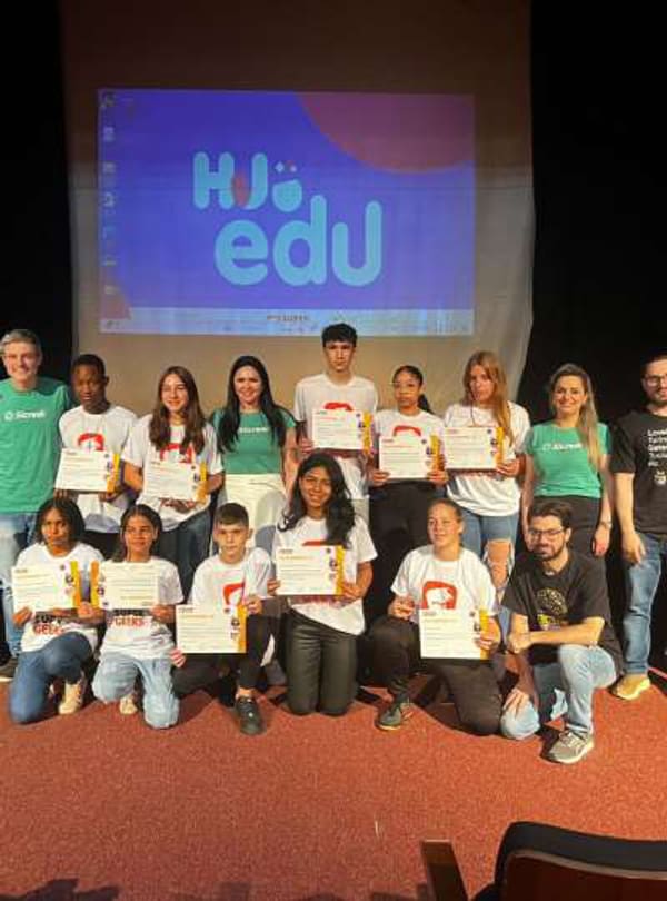 Formatura de jovens no HJ EDU