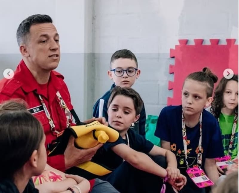 Atividade do HJ Kids com crianças